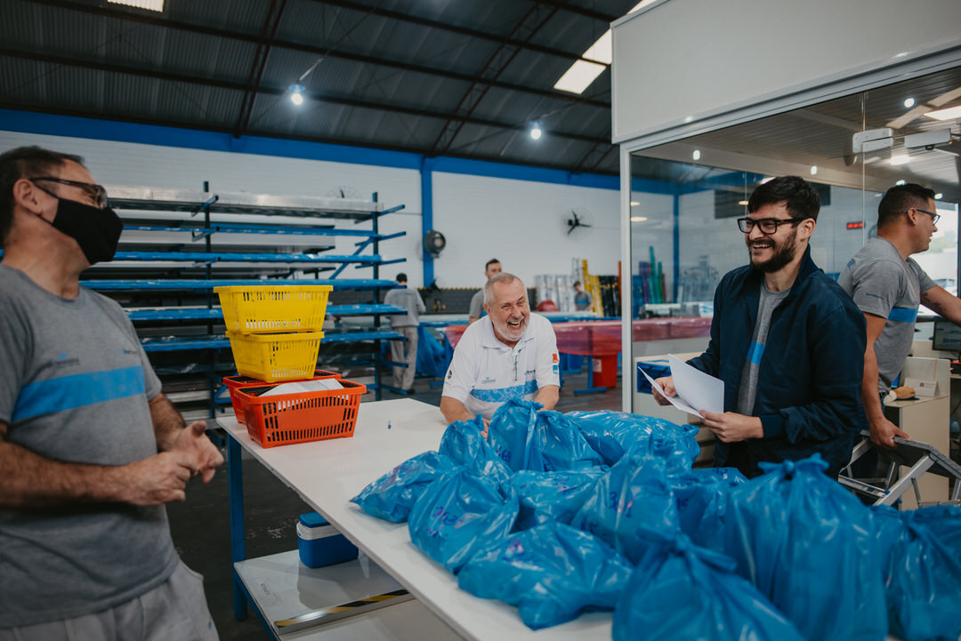 Equipe conferindo pedidos na área de separação