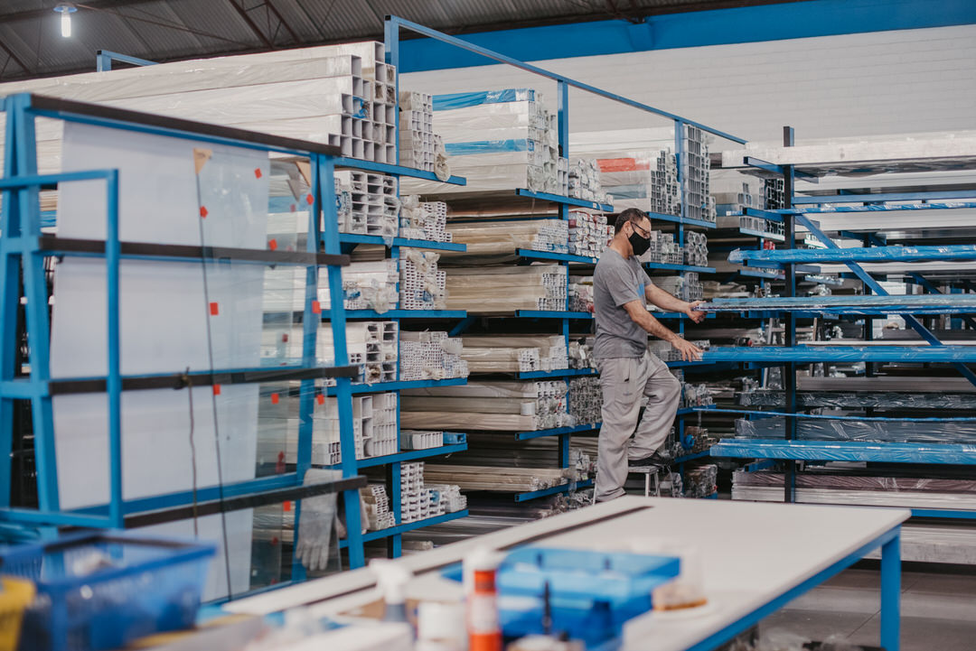 Conferência dos produtos organizados no estoque