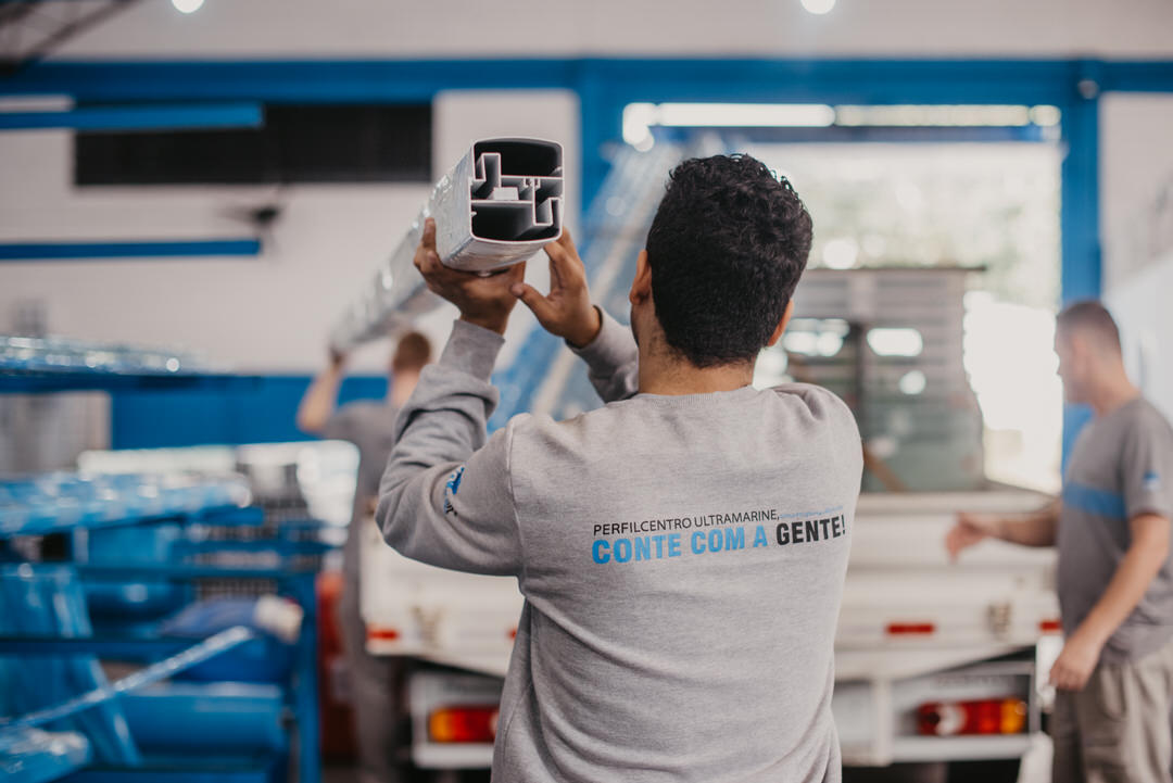 Separação e transporte de perfis para o carregamento